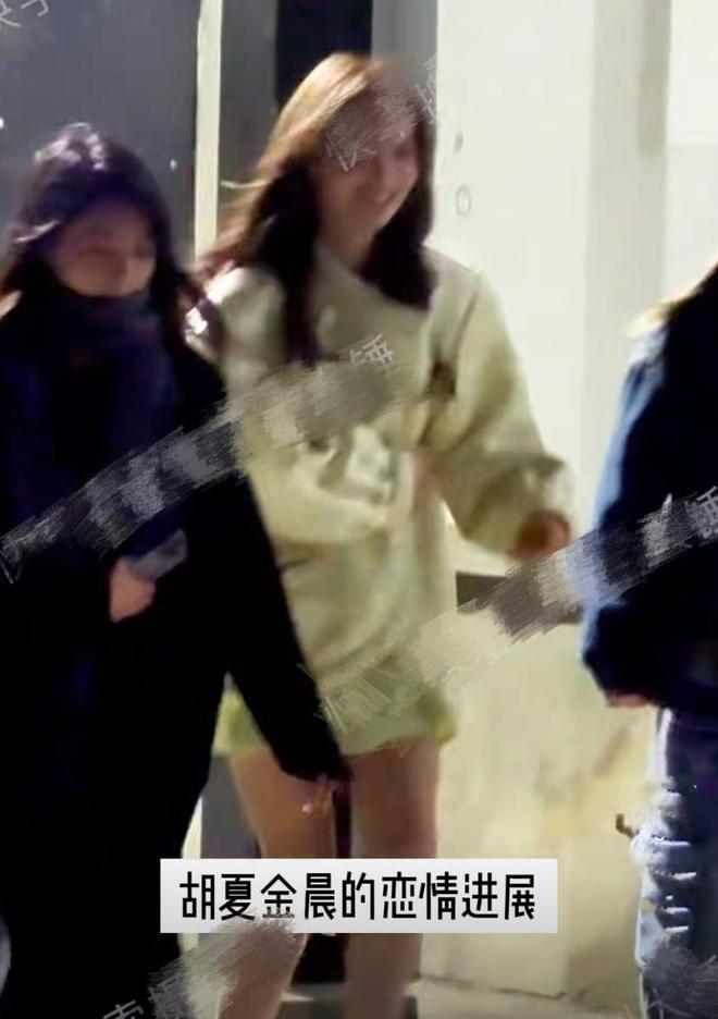 金晨露面被问与胡夏恋情进展，她回应模棱两可