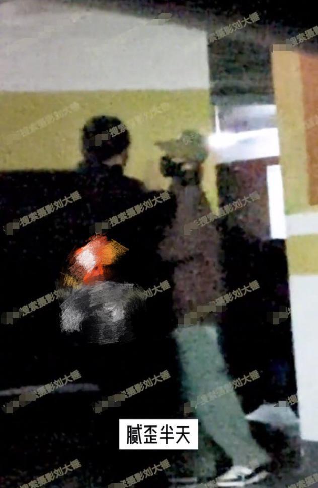 金晨露面被问与胡夏恋情进展，她回应模棱两可