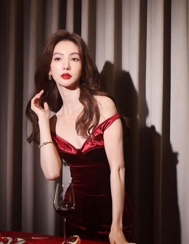 金晨露面被问与胡夏恋情进展，她回应模棱两可