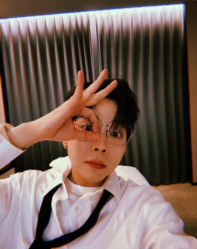 金晨露面被问与胡夏恋情进展，她回应模棱两可