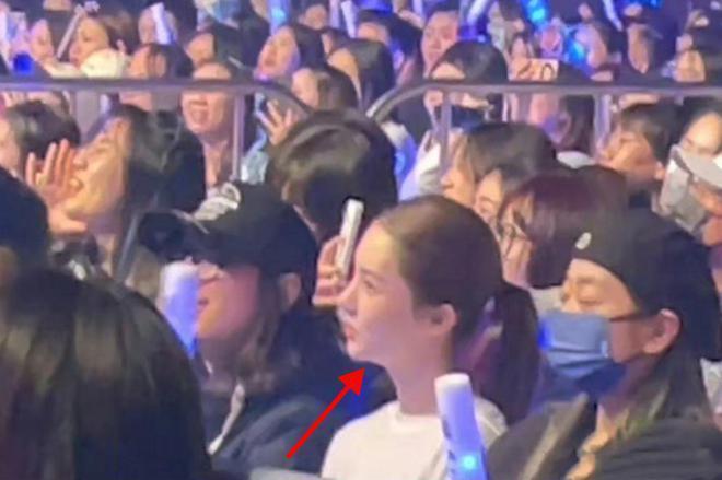 金晨露面被问与胡夏恋情进展，她回应模棱两可