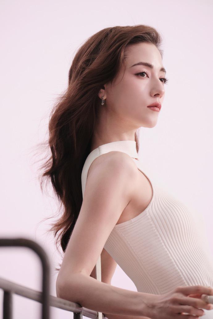 娜然着白色露肩套装 五官立体双眸深邃