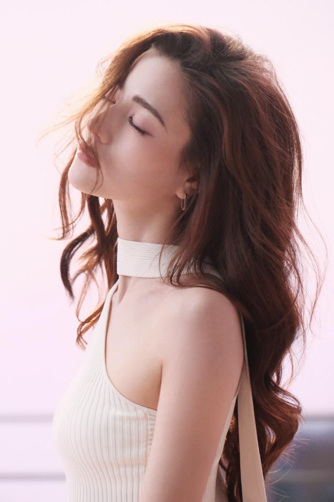 娜然着白色露肩套装 五官立体双眸深邃