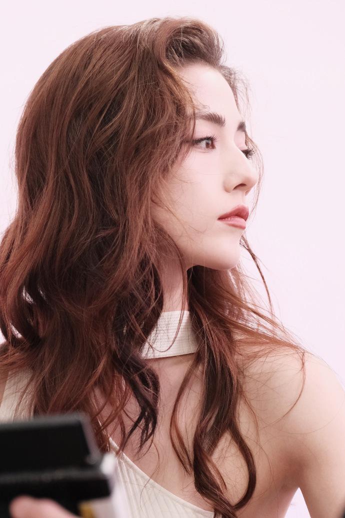 娜然着白色露肩套装 五官立体双眸深邃