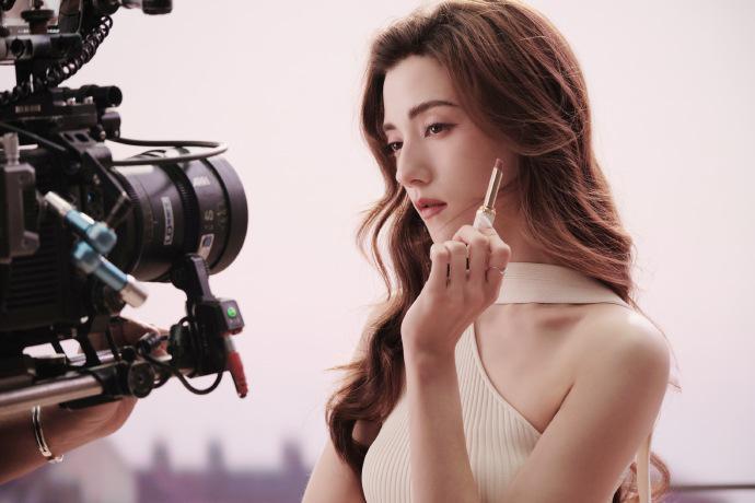 娜然着白色露肩套装 五官立体双眸深邃