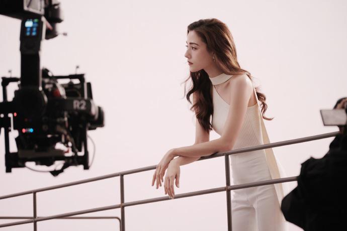 娜然着白色露肩套装 五官立体双眸深邃