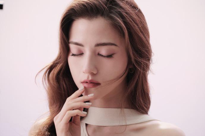 娜然着白色露肩套装 五官立体双眸深邃