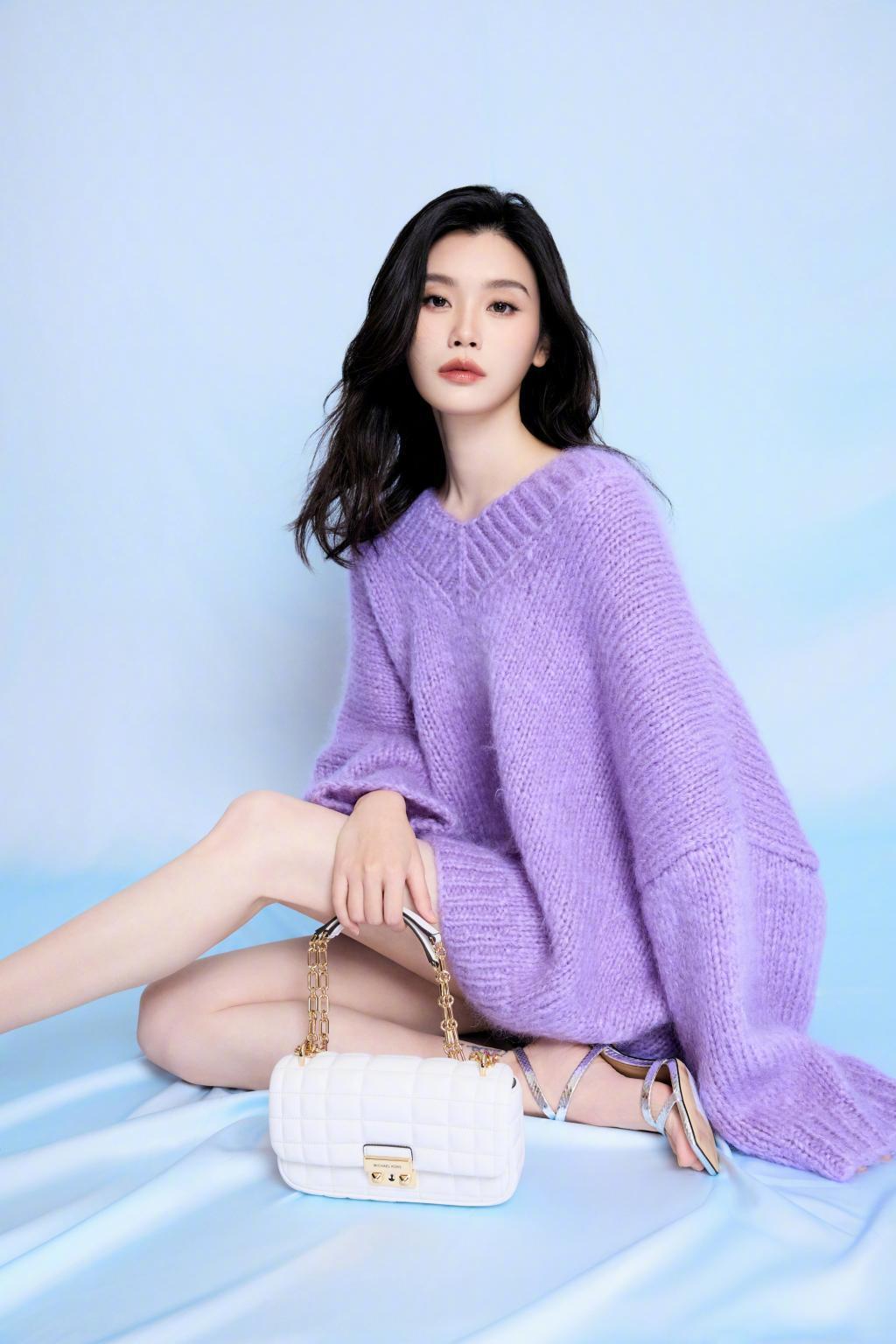 奚梦瑶穿紫色毛衣大秀美腿 发丝飞扬气场强