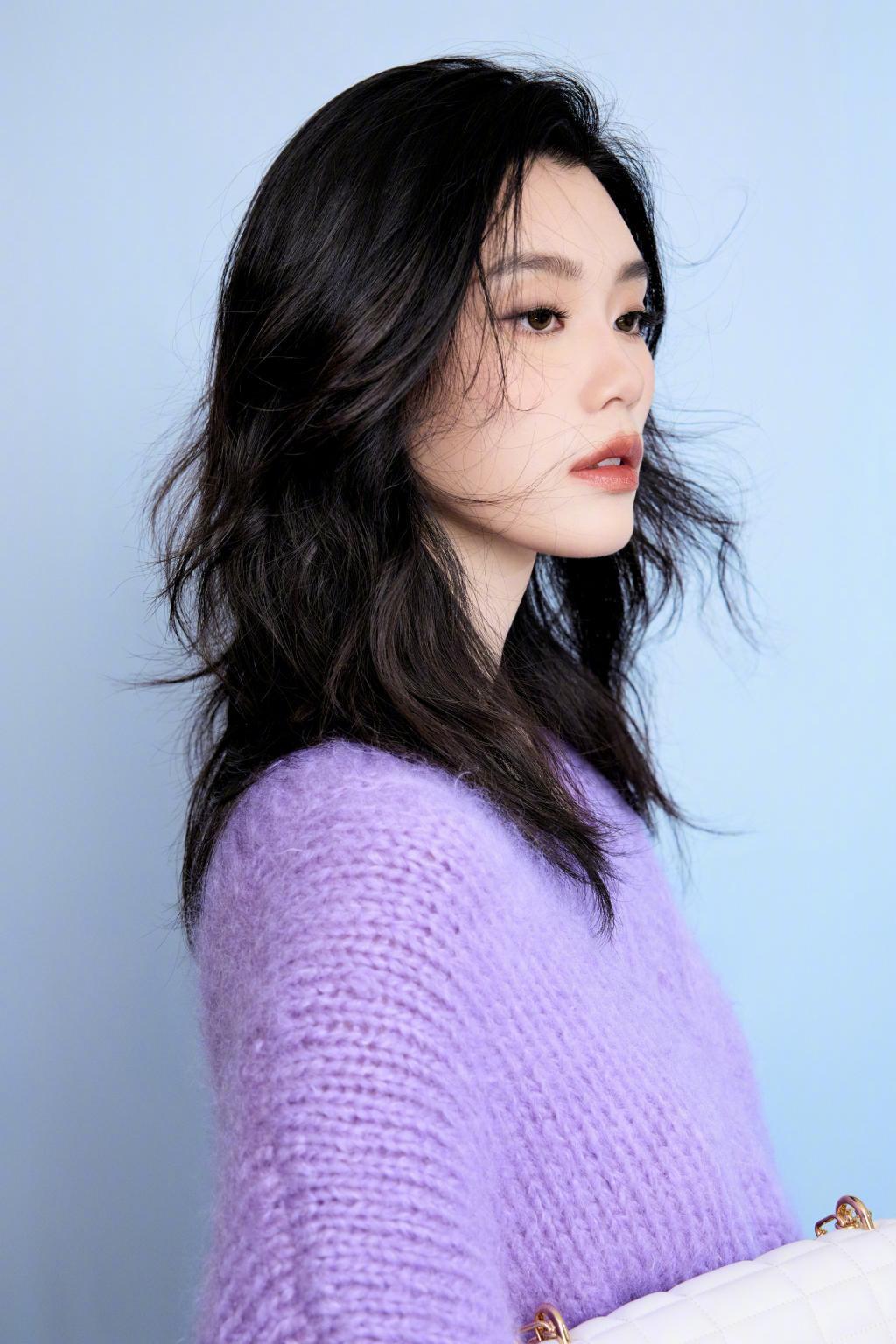 奚梦瑶穿紫色毛衣大秀美腿 发丝飞扬气场强
