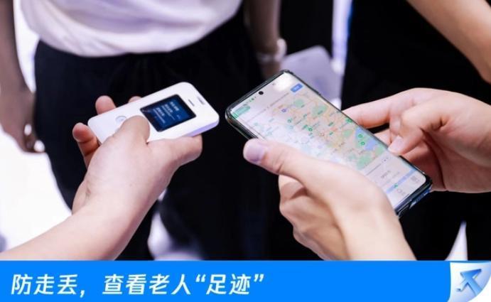 专为老年人设计，腾讯推出“卡片手机”：工卡大小、仅 4 个按键