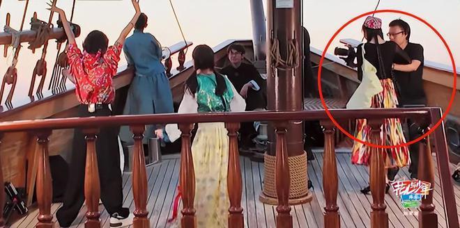 热巴《花少》被指表现过度！拿摄像机玩误删所有素材