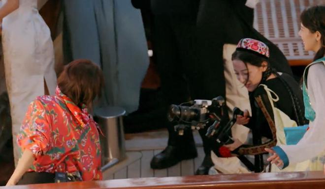 热巴《花少》被指表现过度！拿摄像机玩误删所有素材