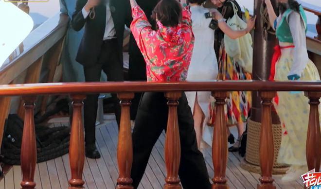 热巴《花少》被指表现过度！拿摄像机玩误删所有素材