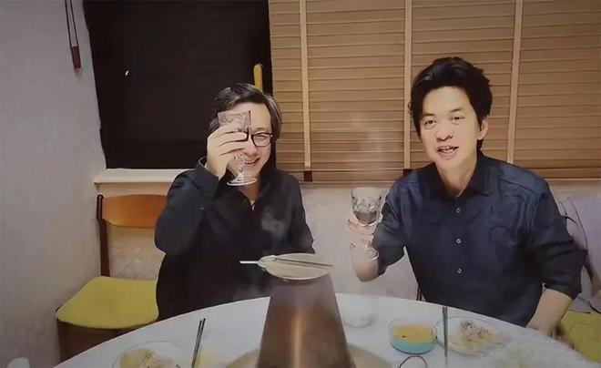 李健妻子罕露面44岁颜值惊艳！清华社会学博士学霸级美女