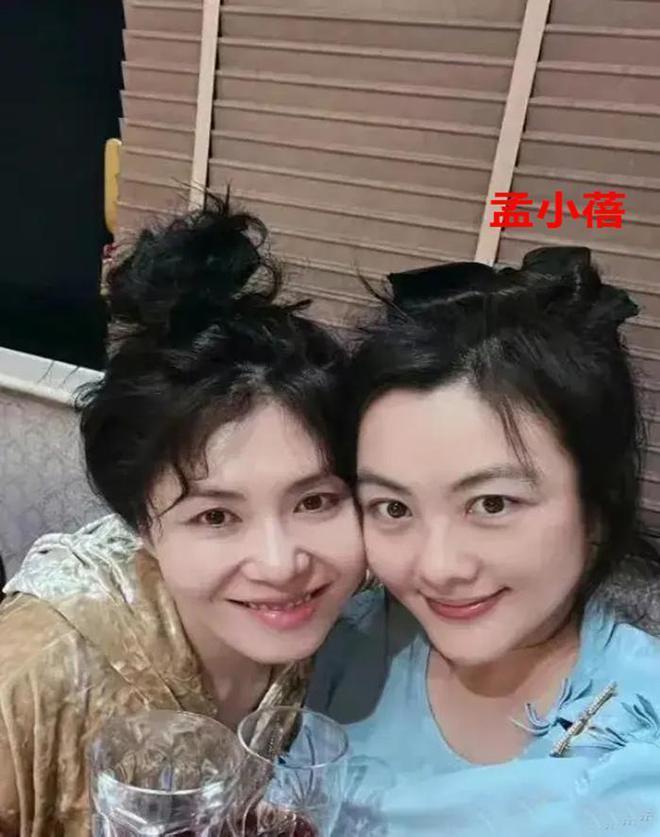 李健妻子罕露面44岁颜值惊艳！清华社会学博士学霸级美女