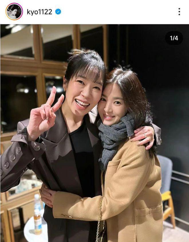 宋慧乔晒与《荣耀》大婶合照:贴脸搂抱好开心,为其做宣传