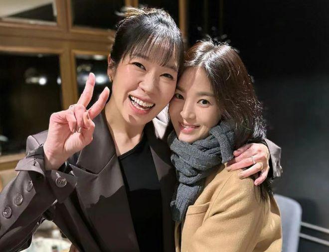 宋慧乔晒与《荣耀》大婶合照:贴脸搂抱好开心,为其做宣传