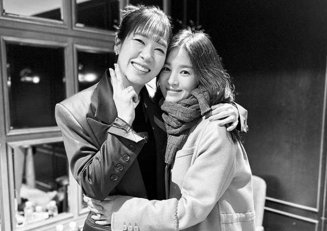 宋慧乔晒与《荣耀》大婶合照:贴脸搂抱好开心,为其做宣传