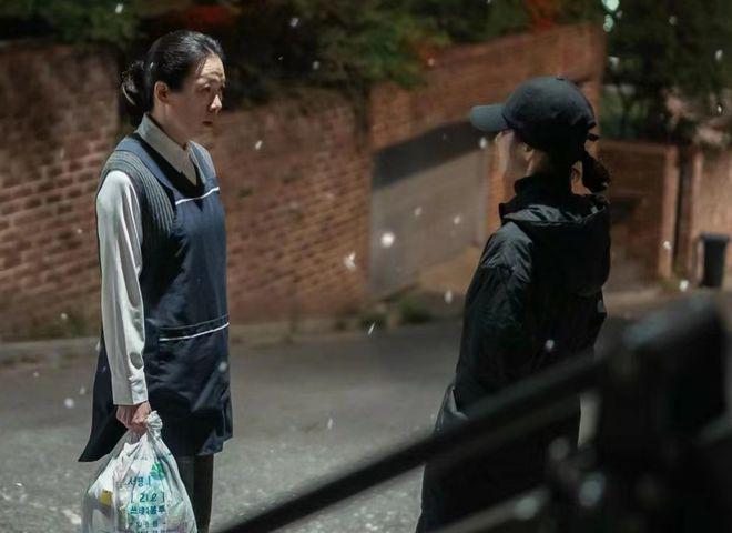 宋慧乔晒与《荣耀》大婶合照:贴脸搂抱好开心,为其做宣传