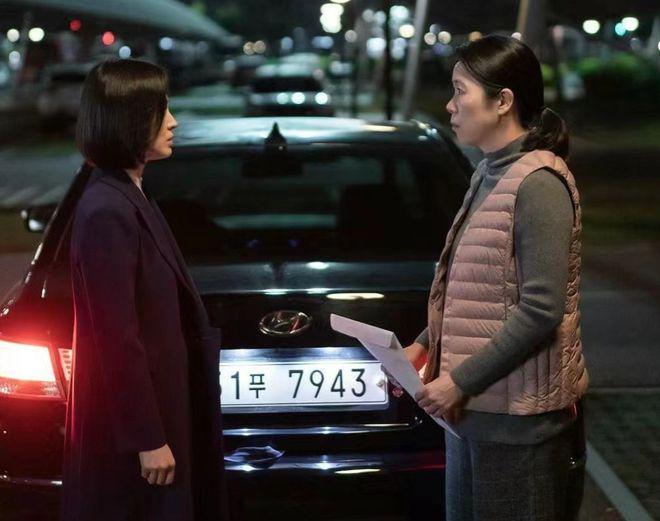 宋慧乔晒与《荣耀》大婶合照:贴脸搂抱好开心,为其做宣传