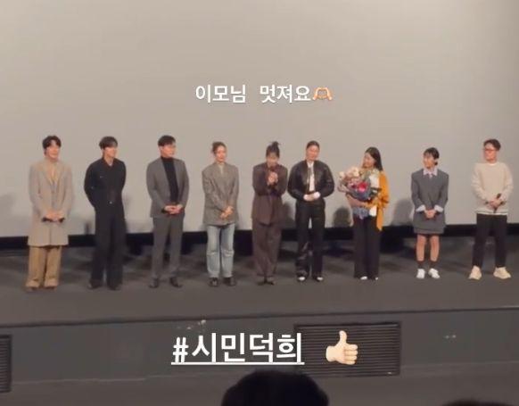 宋慧乔晒与《荣耀》大婶合照:贴脸搂抱好开心,为其做宣传