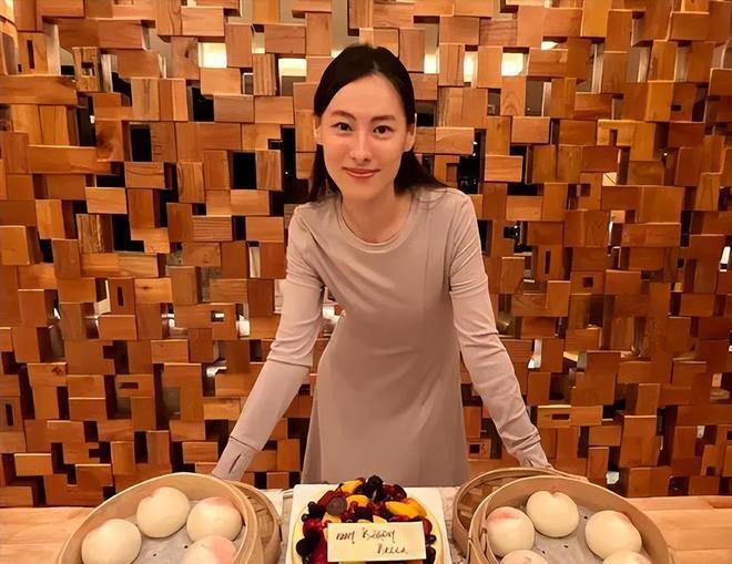 港姐郭嘉文彻底“消失”了，35岁梁洛施终究笑到了最后！