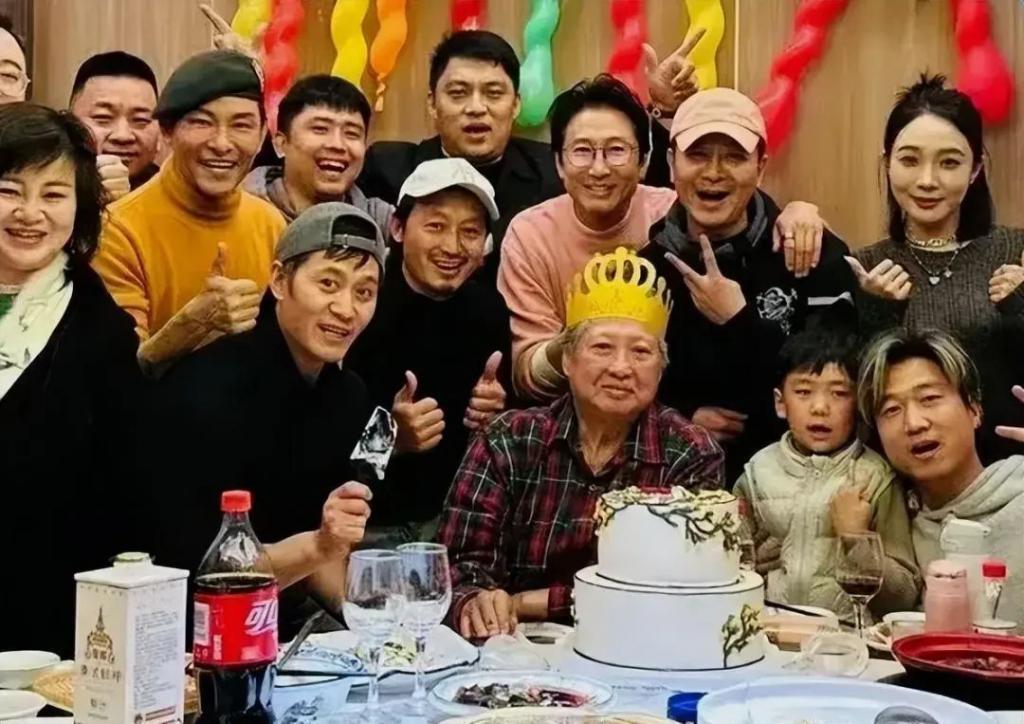 72岁洪金宝的一场生日宴，揭开了港星跟内娱明星的差距