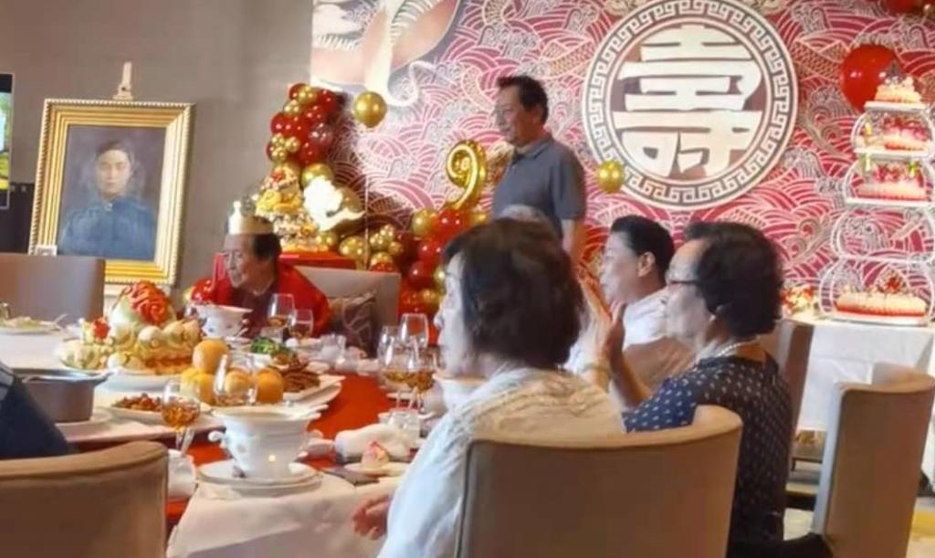 72岁洪金宝的一场生日宴，揭开了港星跟内娱明星的差距