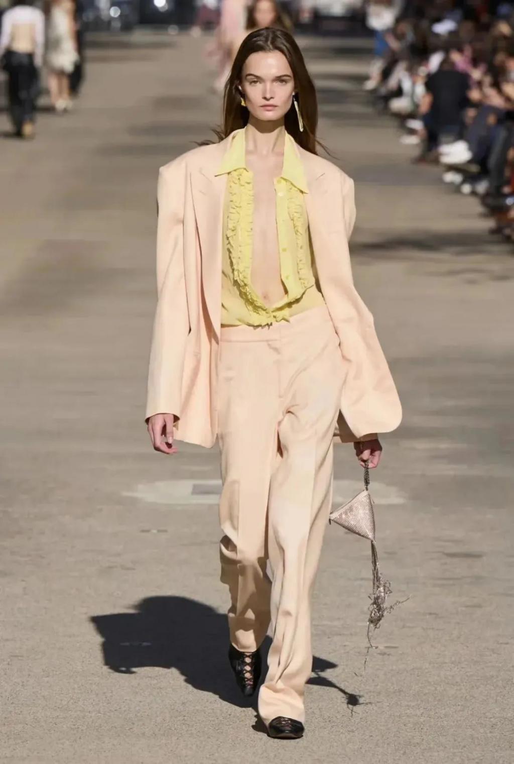 年度色来了，可蜜桃粉才不是“好嫁风”