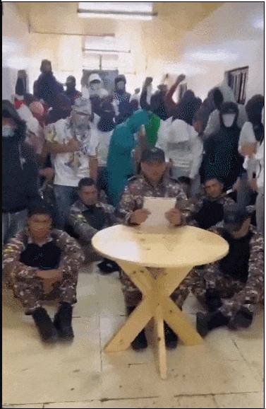 南美一国家进入战争状态！大毒枭越狱，电视台直播恐怖杀戮现场