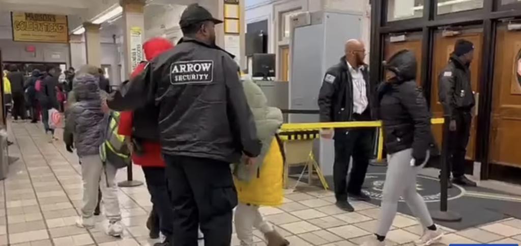 闹大了！纽约2000名难民涌入学校！全校学生被迫停课！