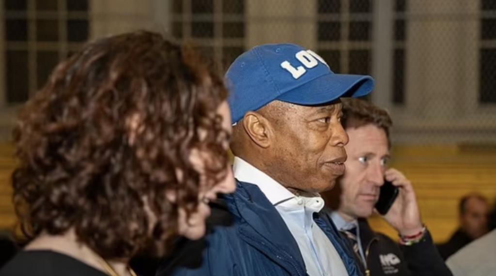 闹大了！纽约2000名难民涌入学校！全校学生被迫停课！