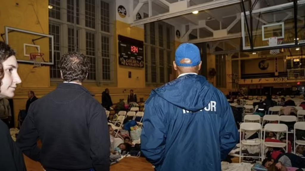 闹大了！纽约2000名难民涌入学校！全校学生被迫停课！