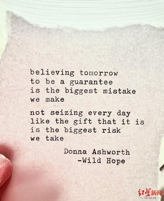 英国女诗人贩卖“朋友圈心灵鸡汤”迎来“泼天的富贵”，同行们不高兴了……