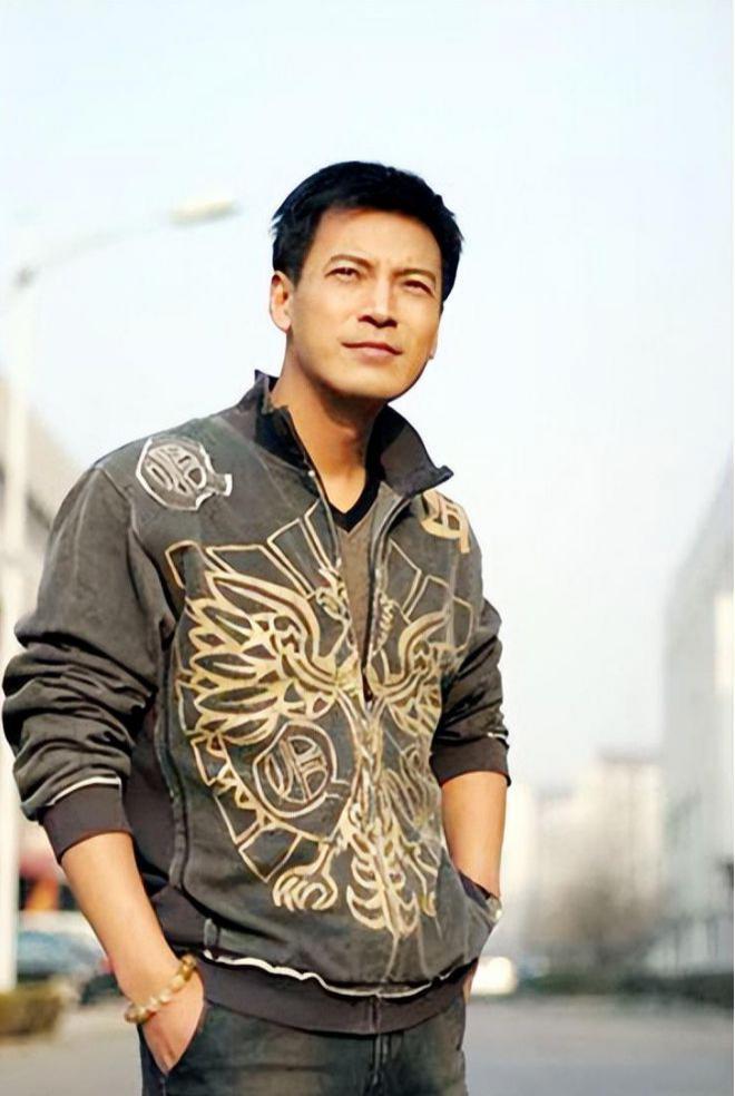 他人帅戏好，娶了圈外妻生子，如今儿子比他更帅