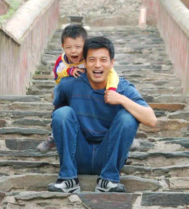 他人帅戏好，娶了圈外妻生子，如今儿子比他更帅