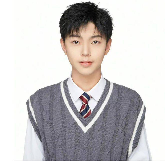 他人帅戏好，娶了圈外妻生子，如今儿子比他更帅