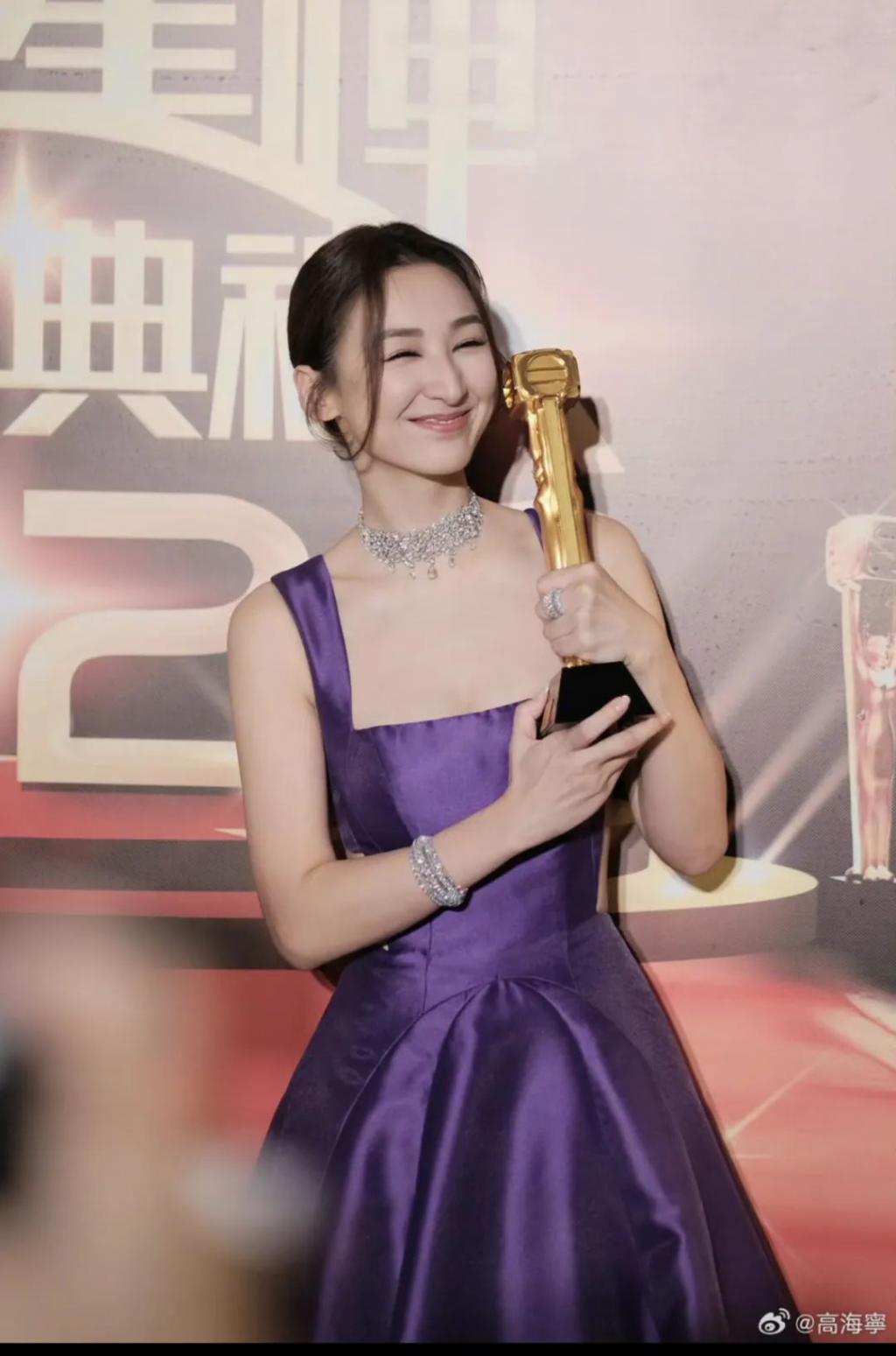 恭喜，她终于不用靠身材上位