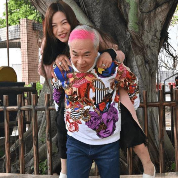 爷孙恋又出事了！女主遇袭后身份曝光：竟是富二代