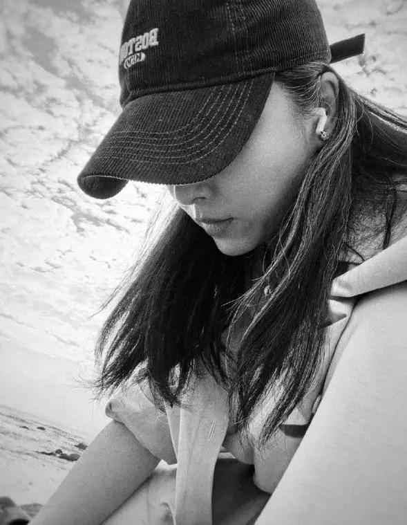 靳东46岁妻子晒近照，满头白发超抢镜