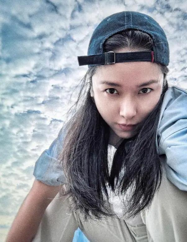 靳东46岁妻子晒近照，满头白发超抢镜