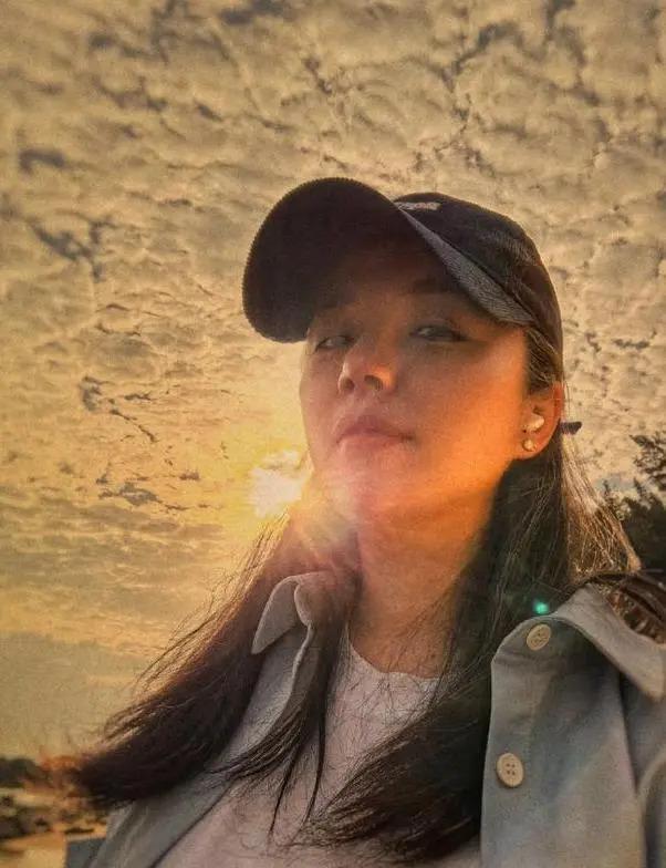 靳东46岁妻子晒近照，满头白发超抢镜