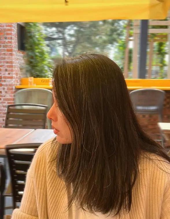 靳东46岁妻子晒近照，满头白发超抢镜