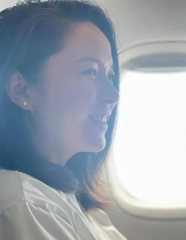 靳东46岁妻子晒近照，满头白发超抢镜