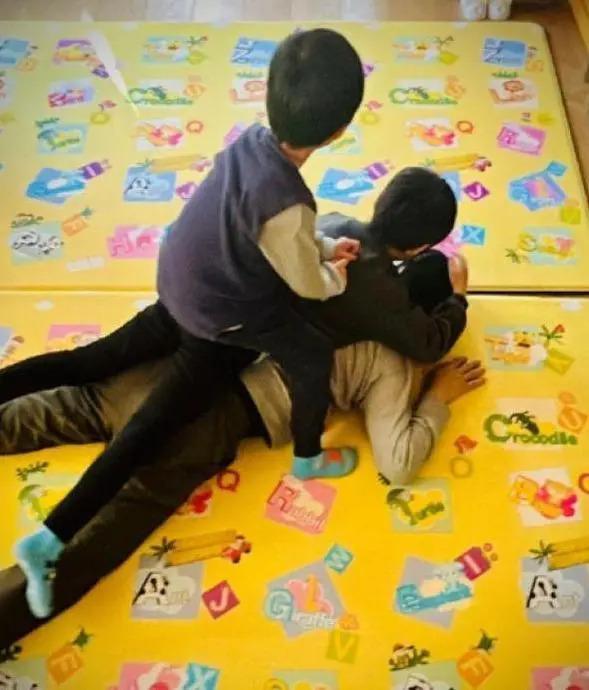 靳东46岁妻子晒近照，满头白发超抢镜