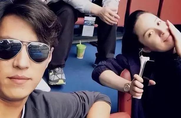 靳东46岁妻子晒近照，满头白发超抢镜