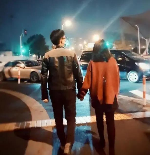 靳东46岁妻子晒近照，满头白发超抢镜