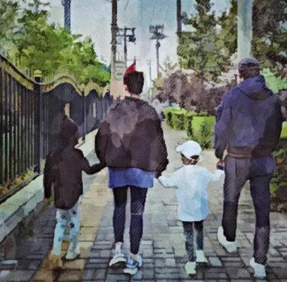 靳东46岁妻子晒近照，满头白发超抢镜