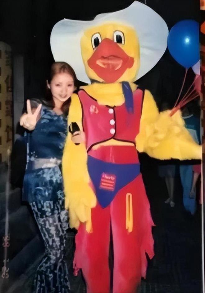 一顿饭花三四万，三十万直接路边撒？小时代出第五部了？