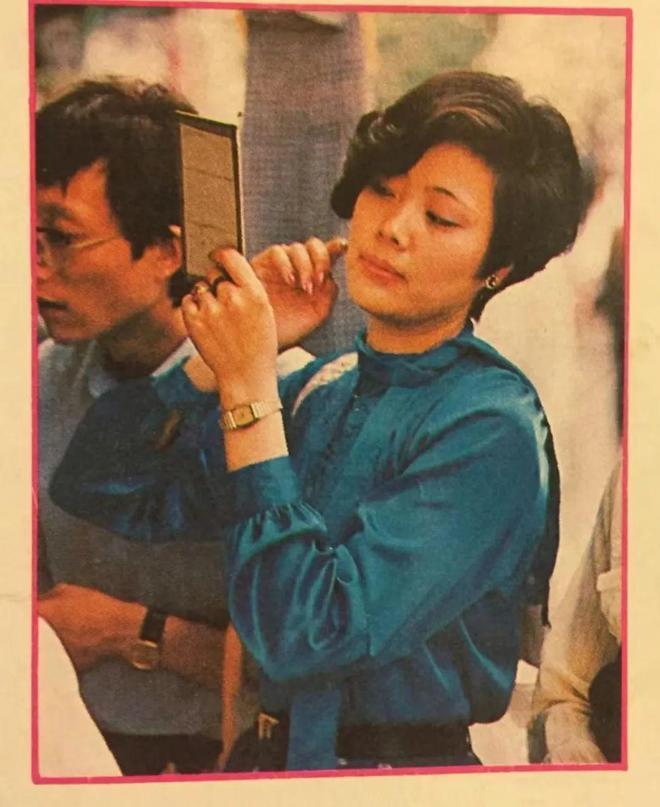 一顿饭花三四万，三十万直接路边撒？小时代出第五部了？